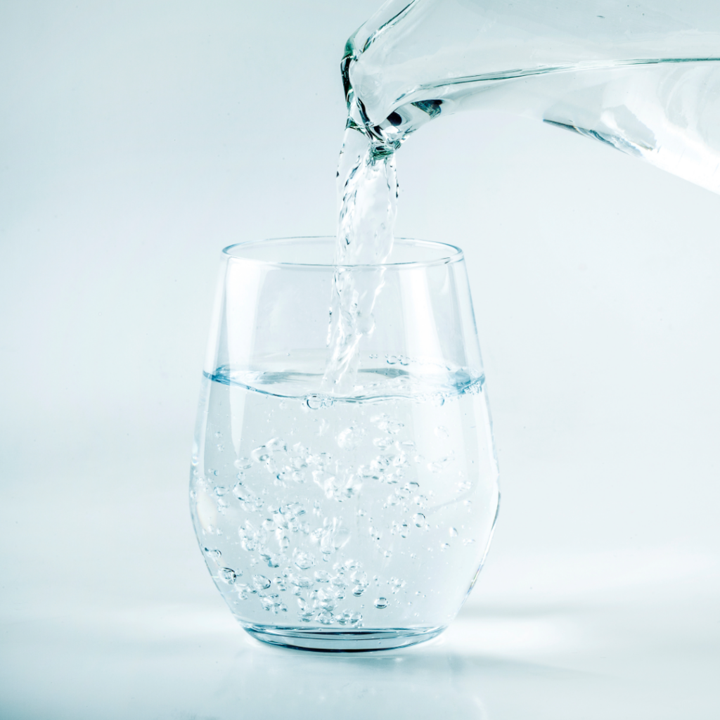 Häller vatten i glas